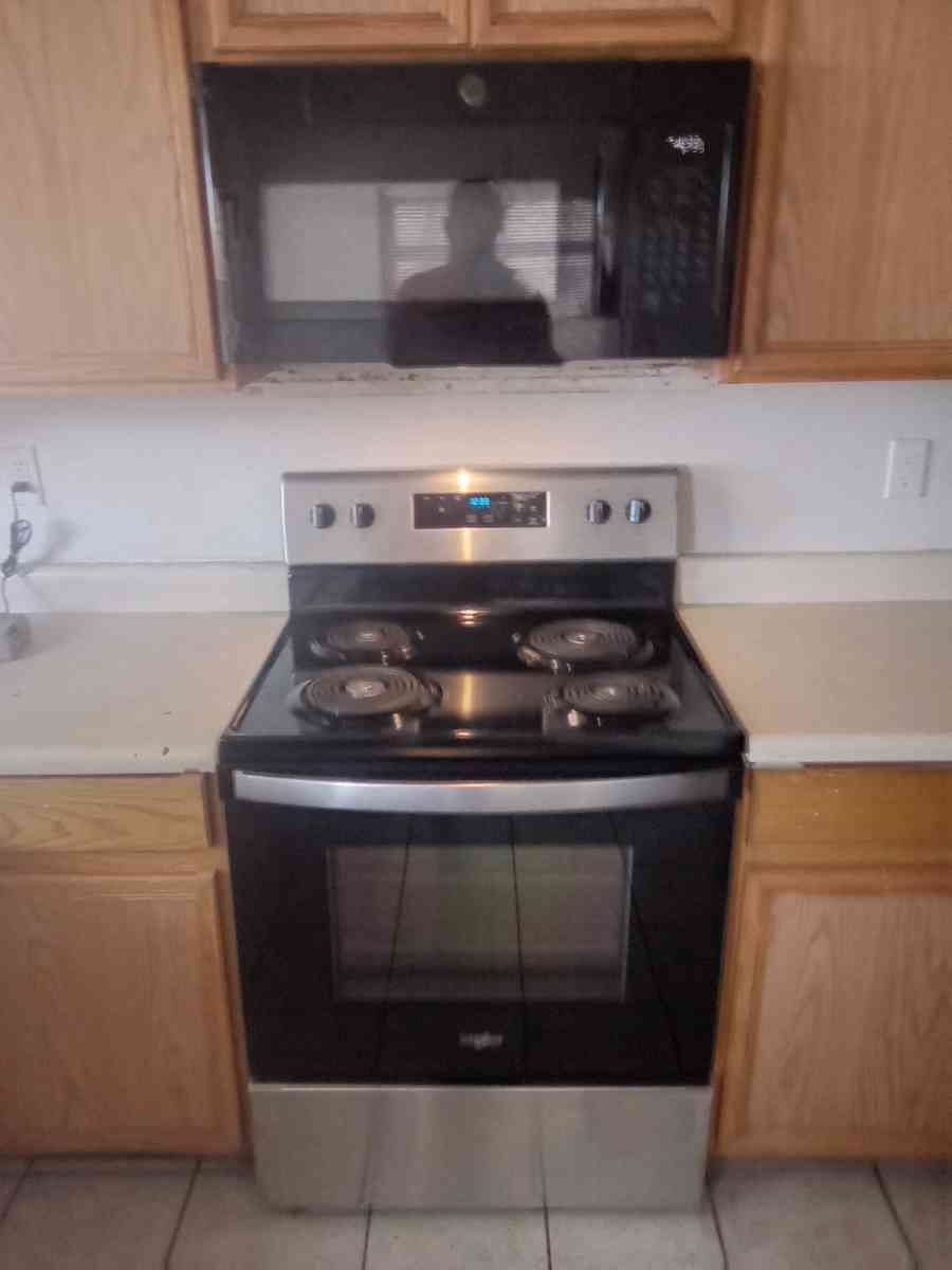 ELECTRIC WHIRLPOOL STOVE STENLESS STILL WITH BLACK EXCELLENT