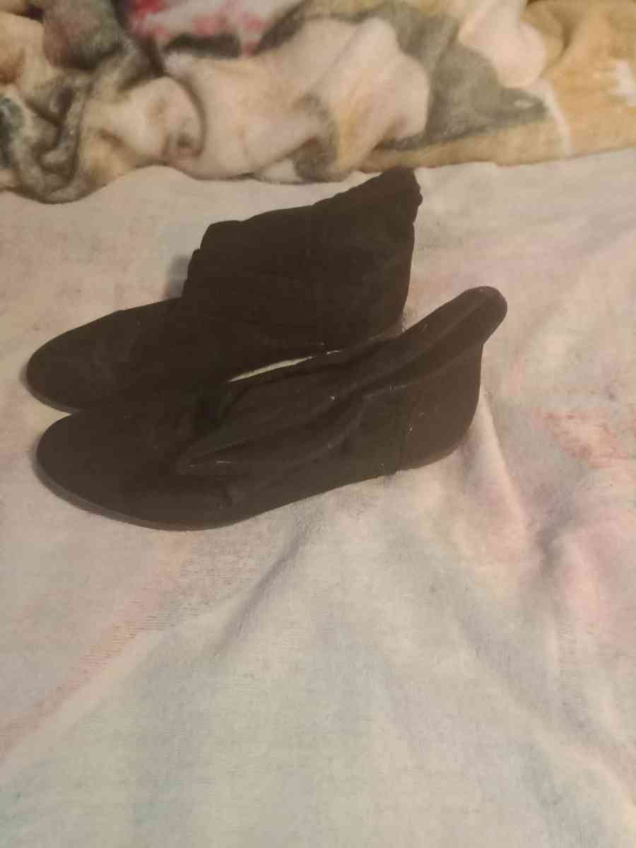 Woman Black Boots Size six thirty in medium