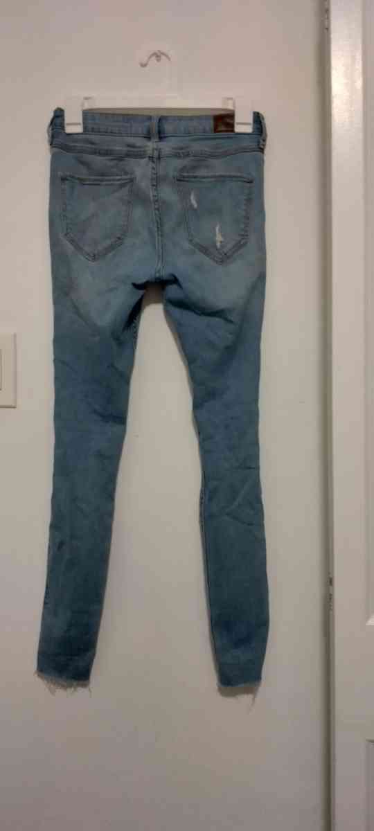 Hollister Mid Rise Ripped Med Wash Super Skinny jeans
