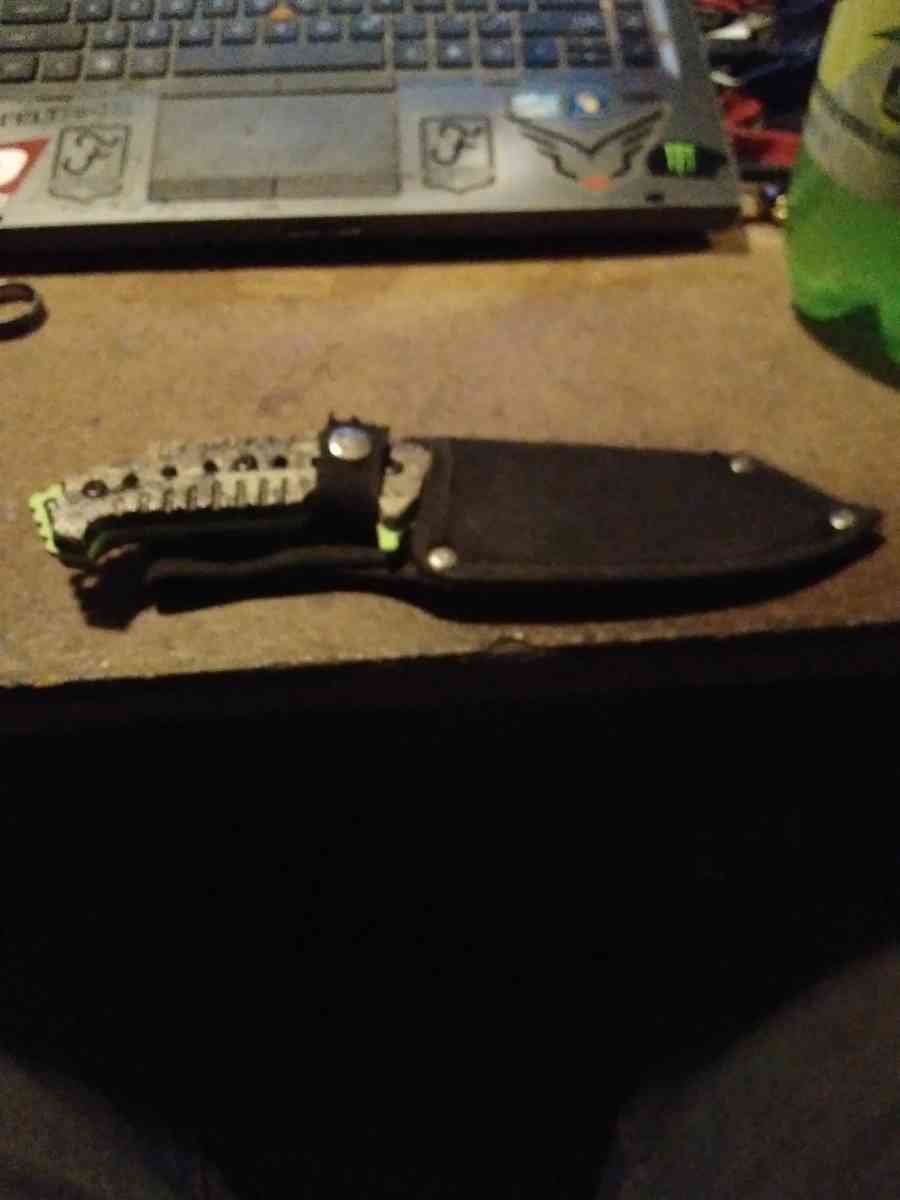 hunting knife comes with the sheath