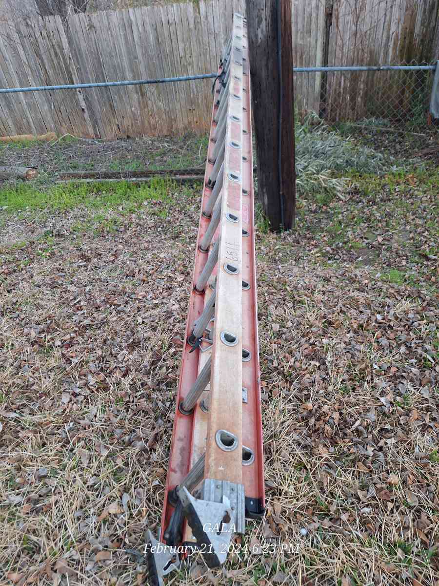 Werners multipurpose 28 ft Fiberglass Extension Ladder
