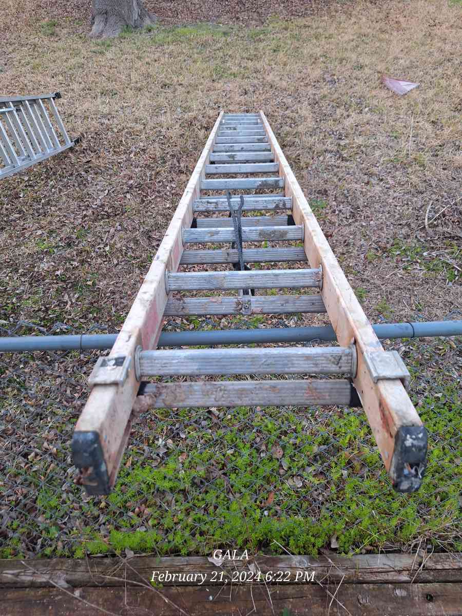 Werners multipurpose 28 ft Fiberglass Extension Ladder
