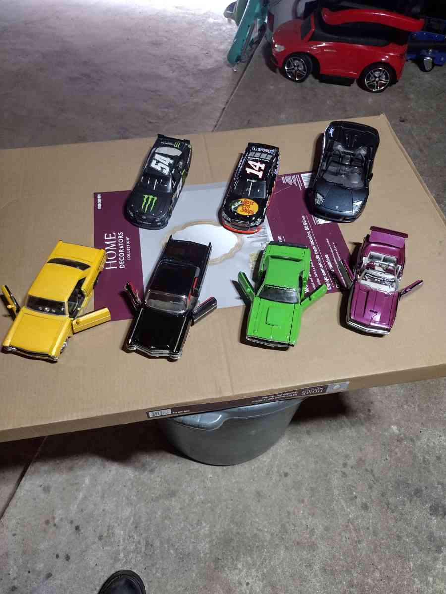 Lot of 7  1 24 scale diecast cars Lionel and maisto