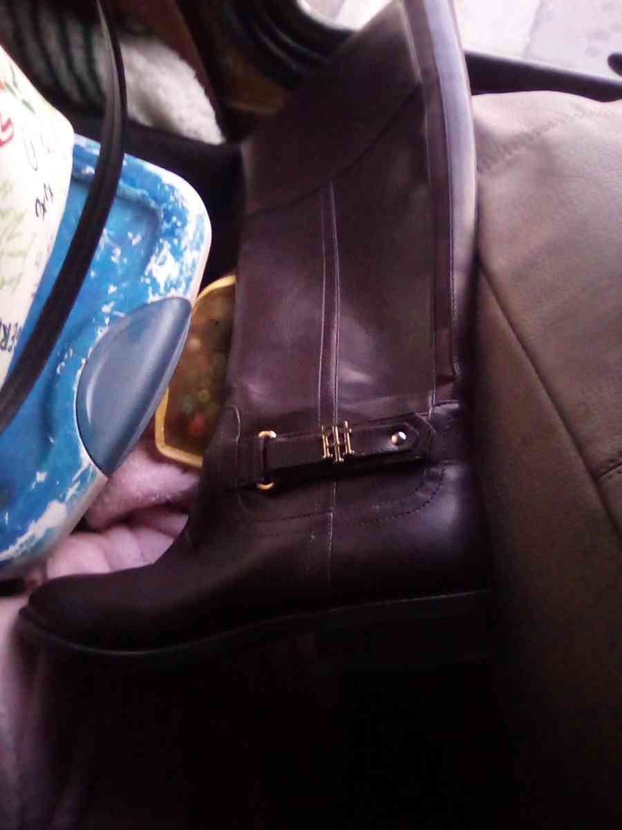 tommy hilfigure boots brown 8and a half women
