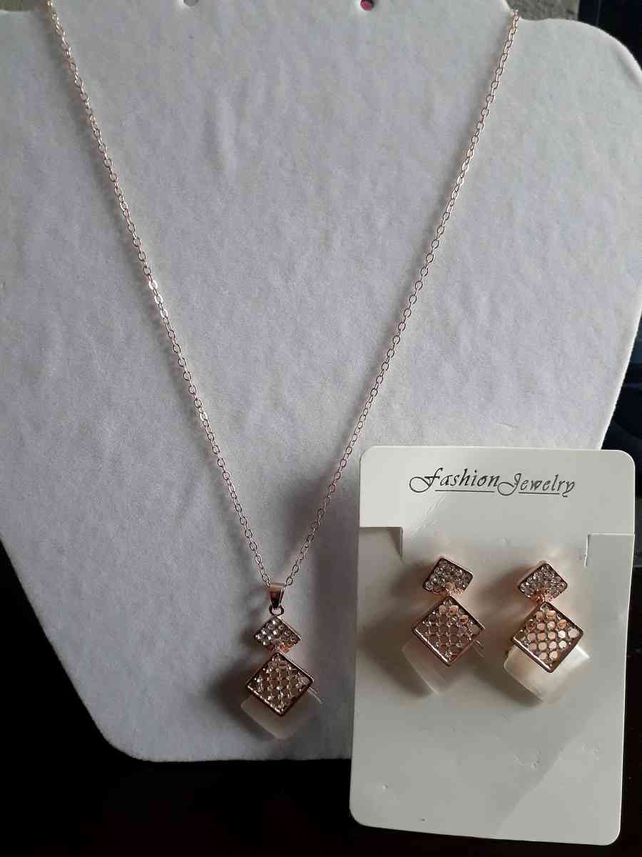 Beautiful necklace and earrings set rose gold