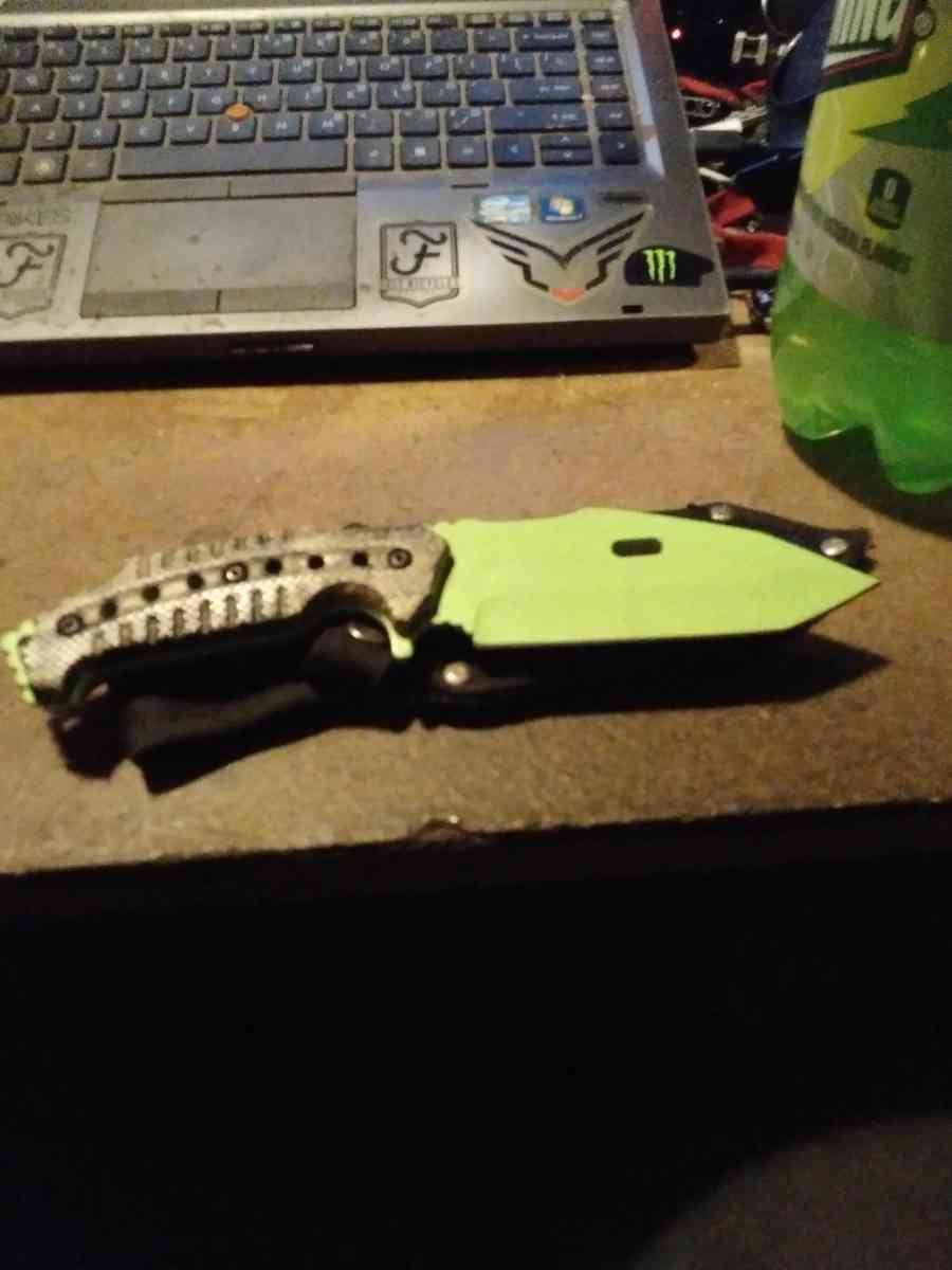 hunting knife comes with the sheath