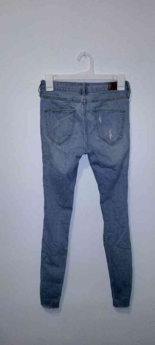 Hollister Mid Rise Ripped Med Wash Super Skinny jeans