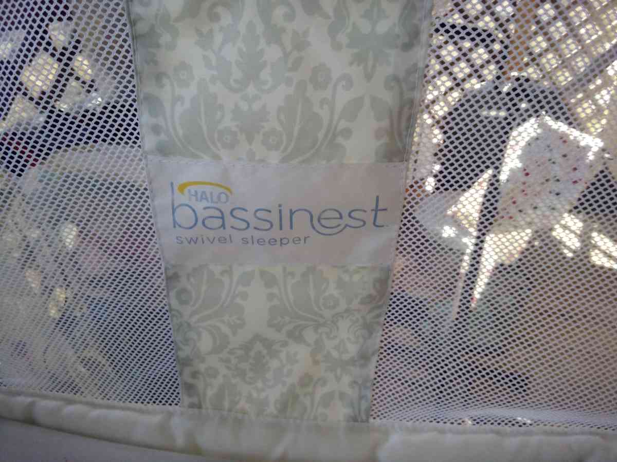 halo bassinet it swivels on stand