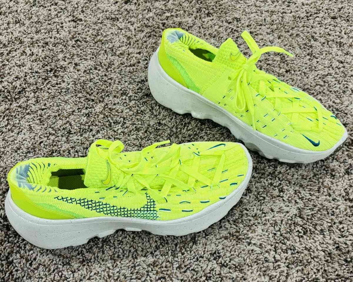 LIKE NEW WOMENS NIKE ATHLETIC SHOES SZ 10