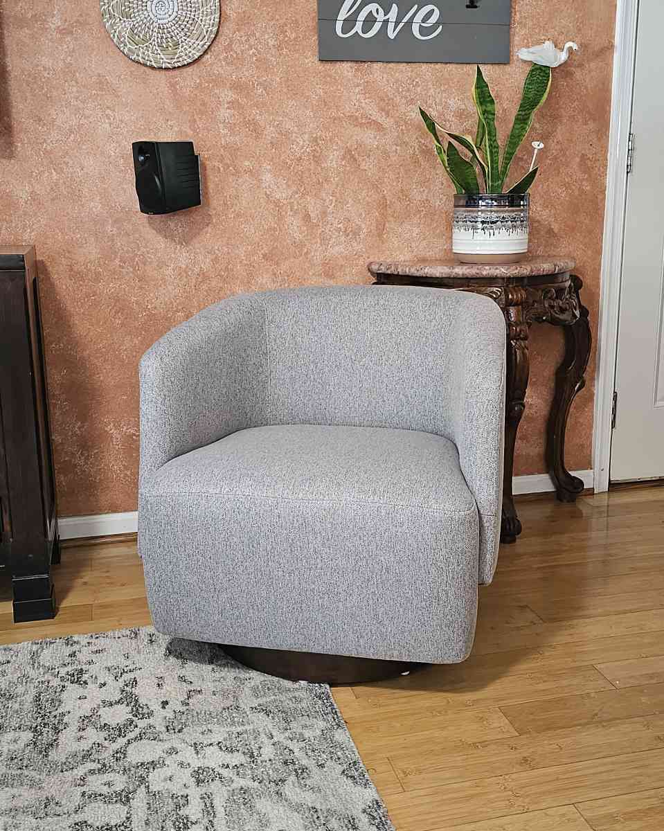 MINCETA Swivel Chair Local Pick up Only