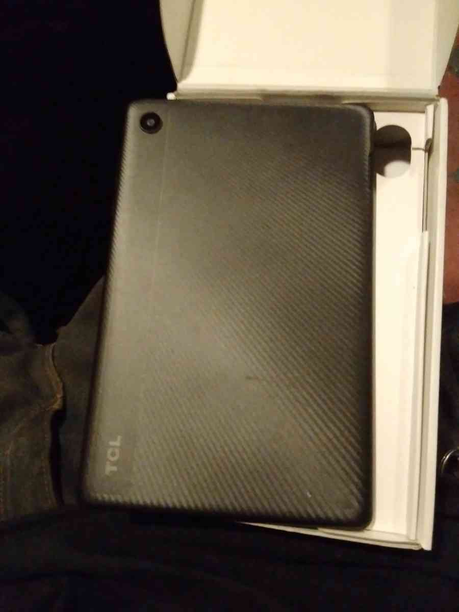 tablet 32 gig it does have a crack in the screen