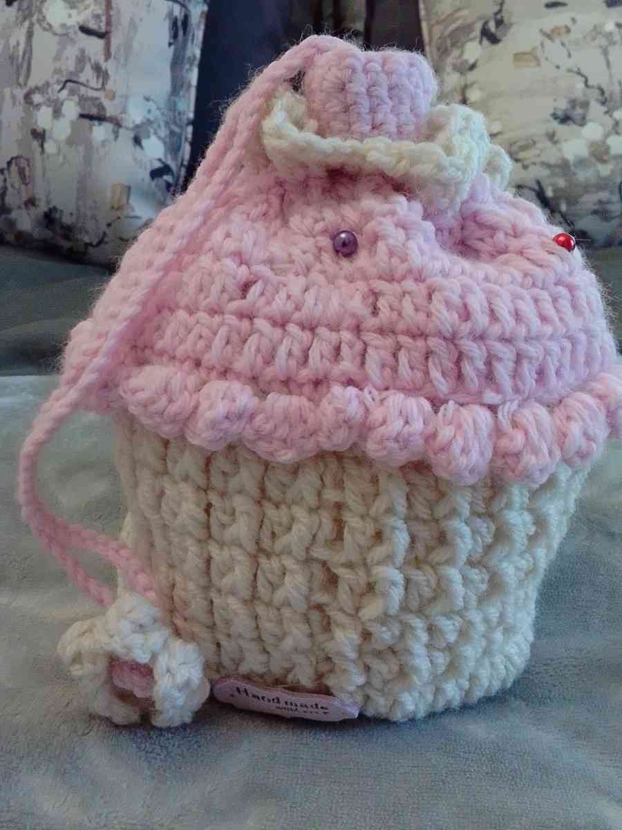 crocheted pink cupcake pouch