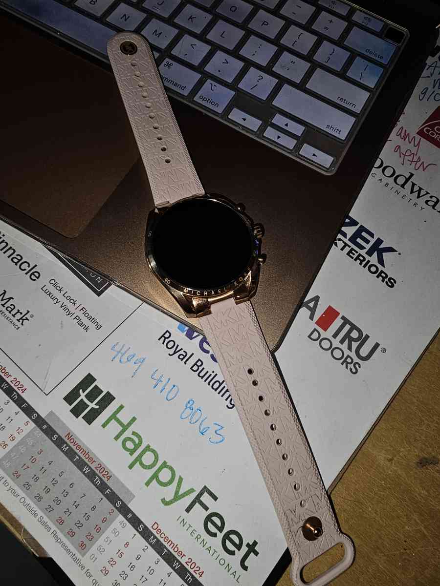MK Bradshaw 6 smart watch