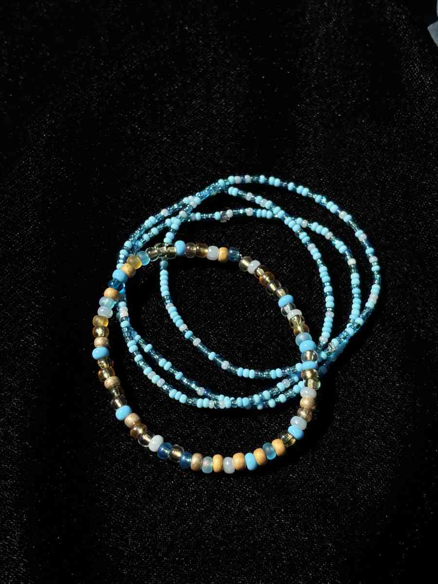 Set of 4 elastic blue and gold beaded bracelets