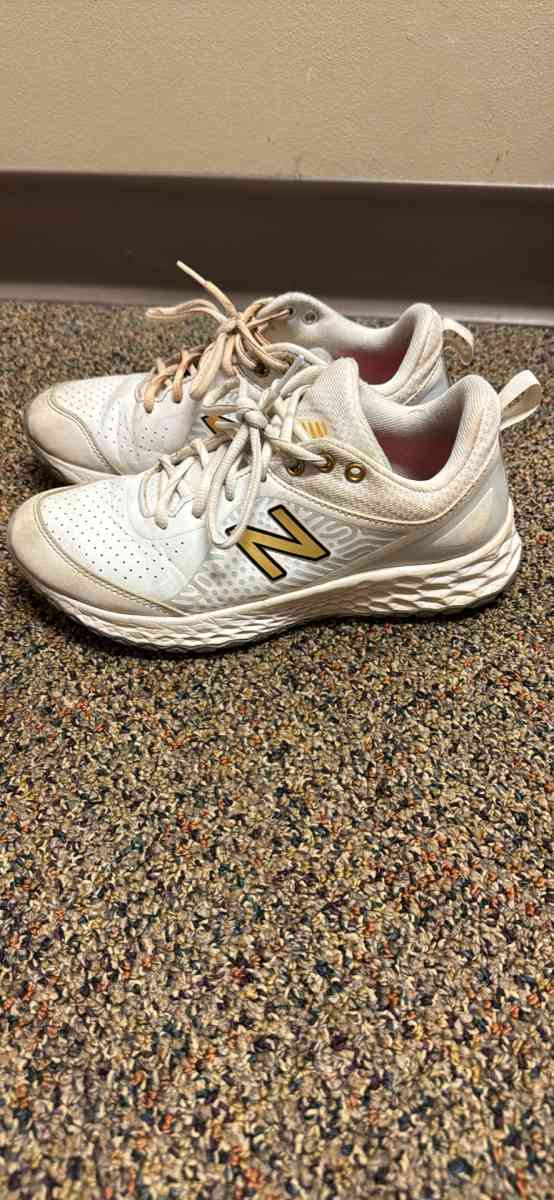 Softball turf shoes
