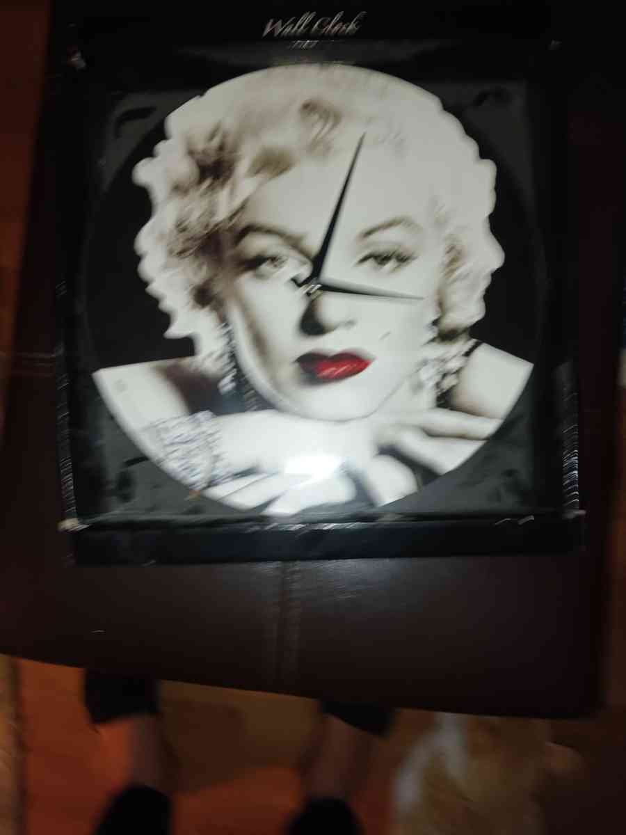 new Marilyn Monroe clock must pick up