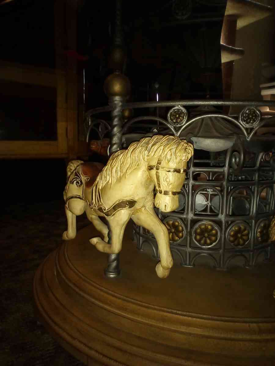 horse caracel table that moves