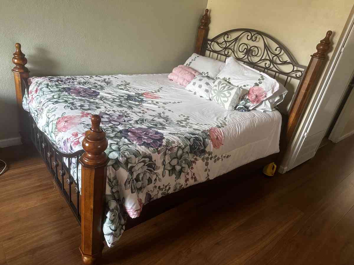 Used Normal Wear Queen size bed