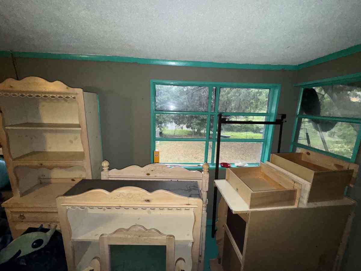 antique looking twin bedroom set