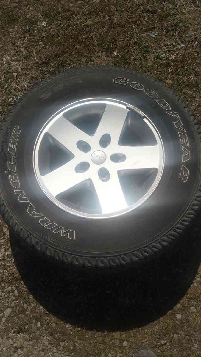 10 Jeep wheels for Wrangler some got new tread some dont but