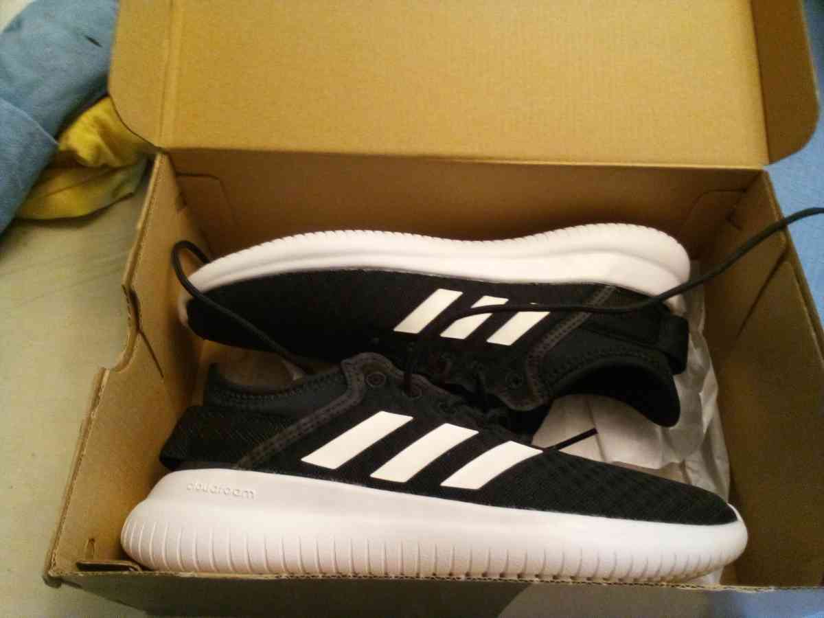 Adidas sneakers womens size 6 NEW