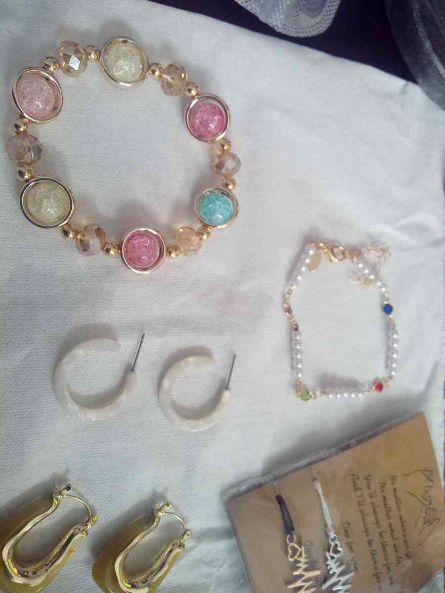 5 Piece Jewelry Set 1 - Gainesville, Florida - FleaMarketBay