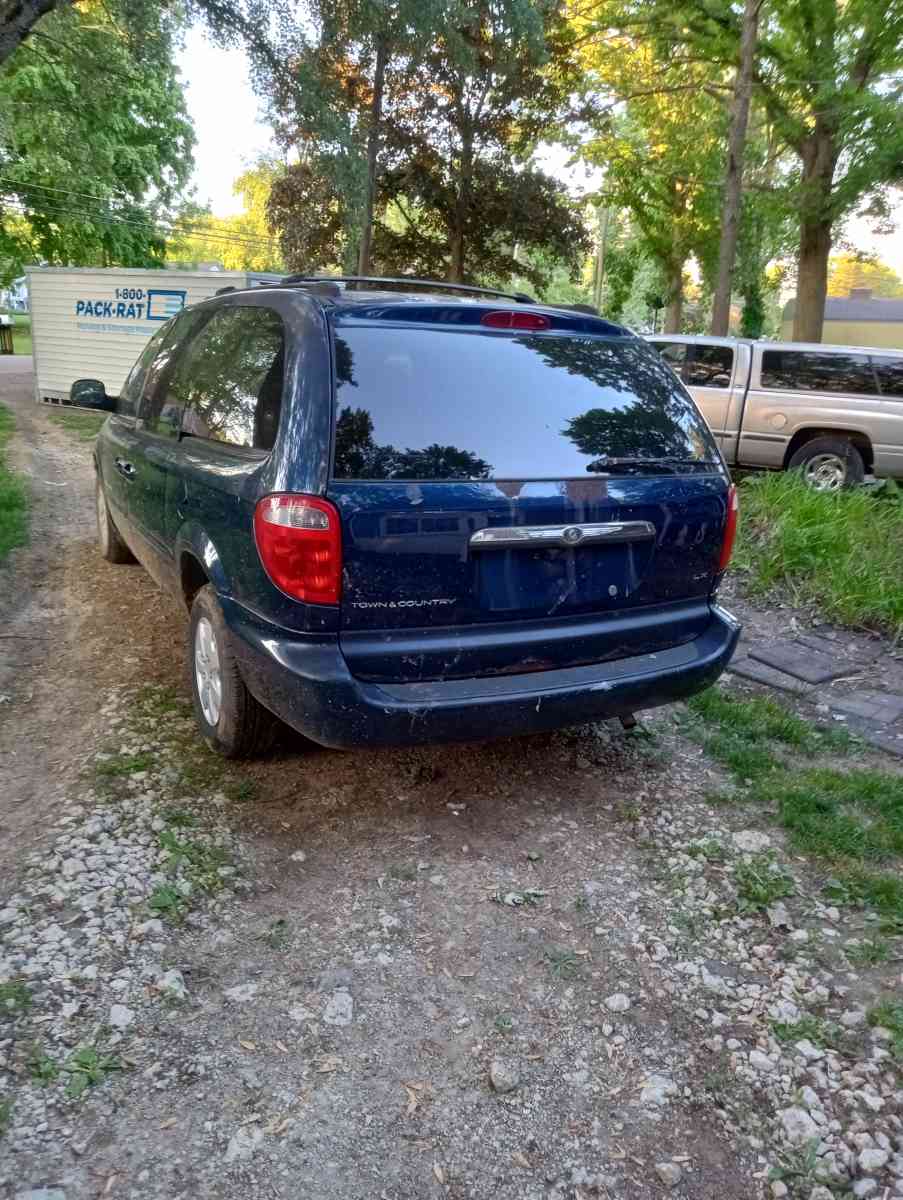 01 town n country minivan