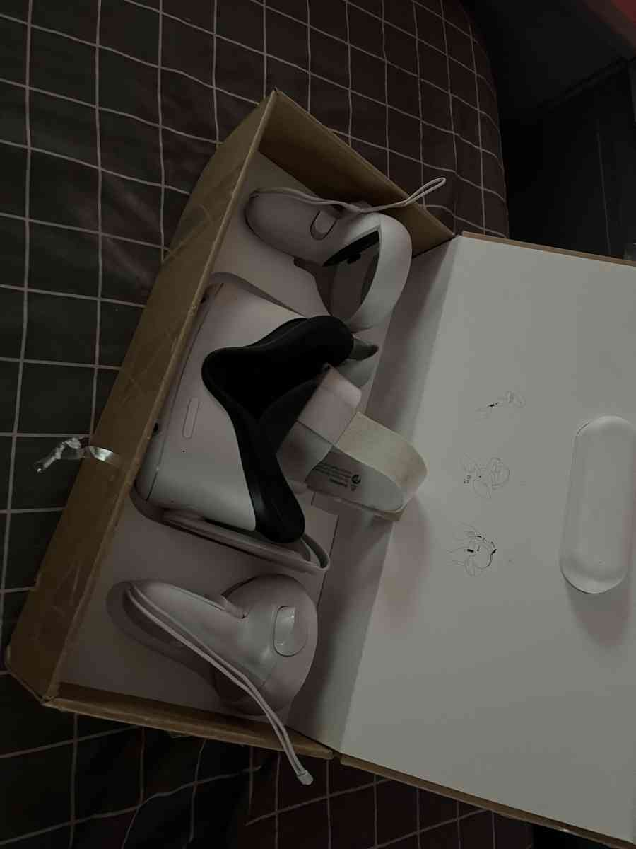 Barely used Oculus Quest 2