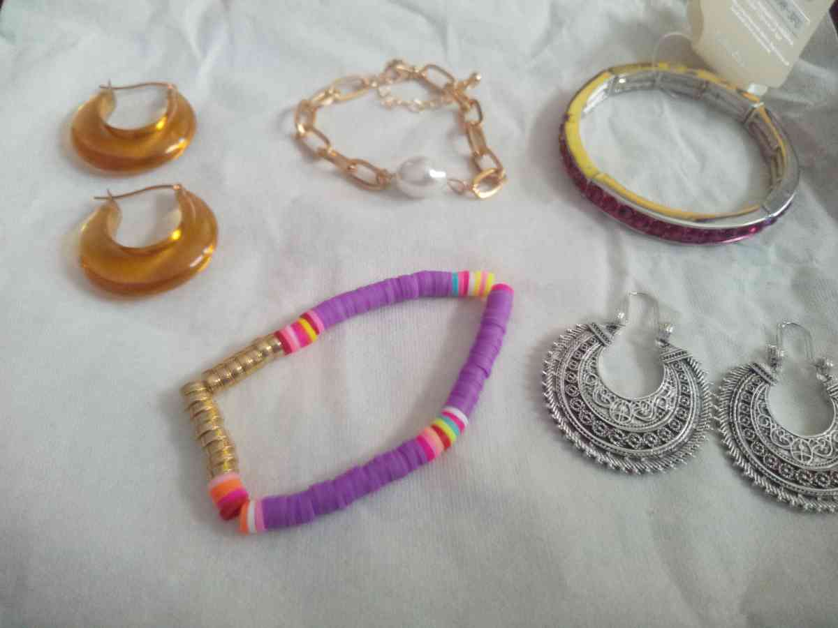 5 piece jewelry lot Set2 - Gainesville, Florida - FleaMarketBay