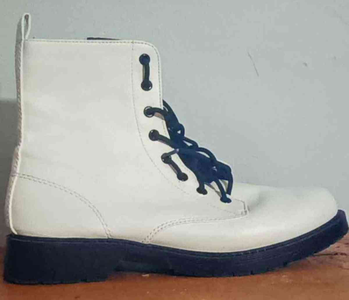 Womens Lace Up Platform Boots - Sullivan, Illinois - FleaMarketBay