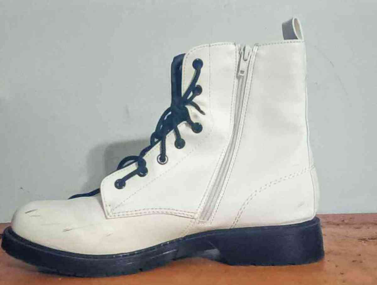 Womens Lace Up Platform Boots - Sullivan, Illinois - FleaMarketBay