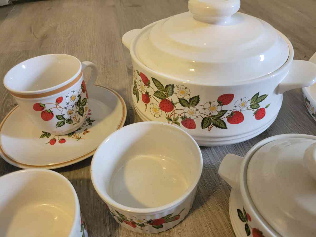 Vintage perfect condition Sheffield 11 pc Strawberries n cre