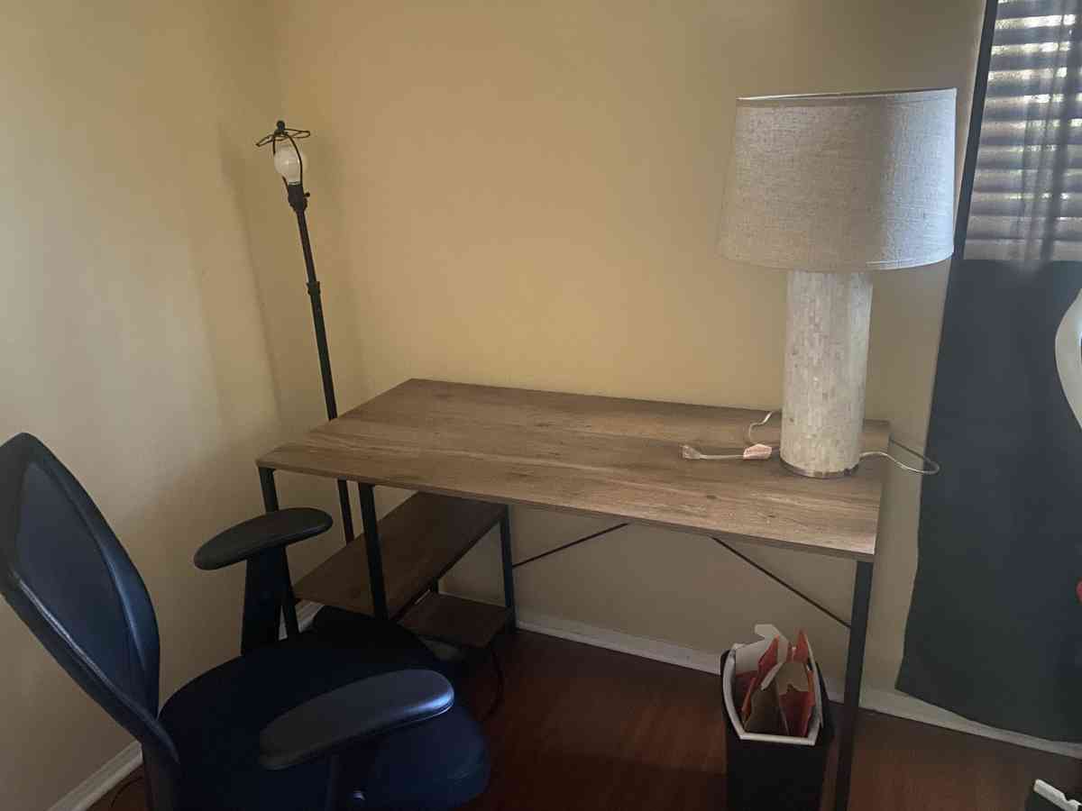 Desk with chair - Los Angeles, California - FleaMarketBay