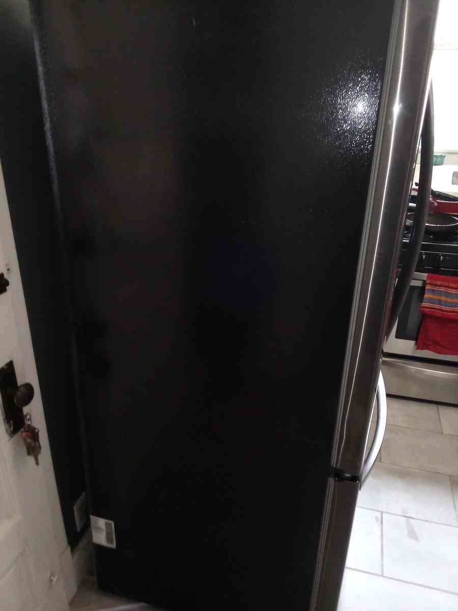 used and half working LG refrigerator - Chicago, Illinois - FleaMarketBay