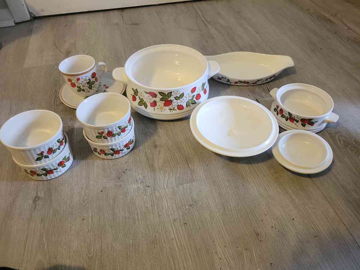 Vintage perfect condition Sheffield 11 pc Strawberries n cre