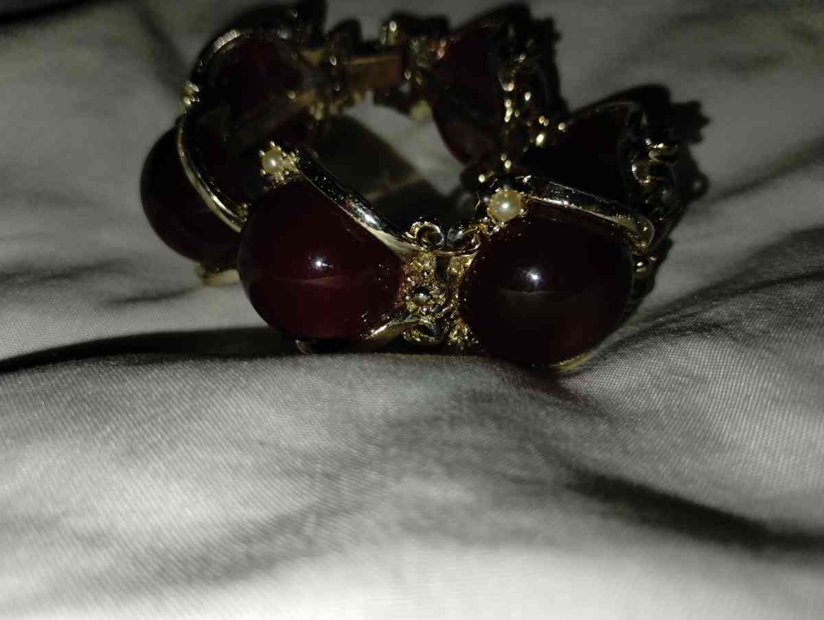 gorgeous red stone and gold bracelet - Kansas City, Missouri - FleaMarketBay