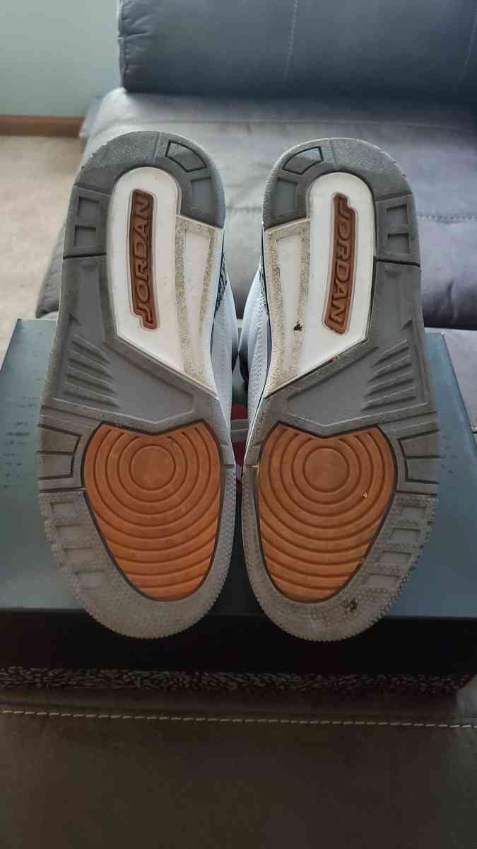 Kids Jordans size 5 JOLIET  PICKUP - Joliet, Illinois - FleaMarketBay