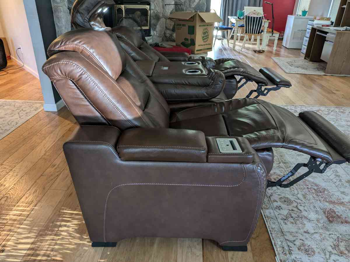 Like new Leather Couch - Gardnerville, Nevada - FleaMarketBay