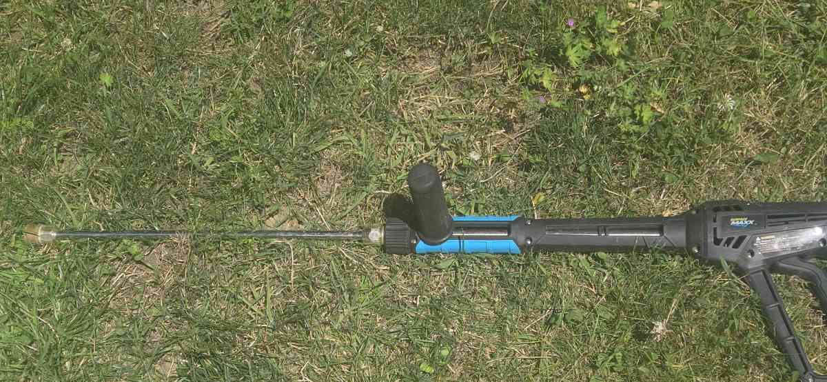 pressure washer wand with bunch of tips