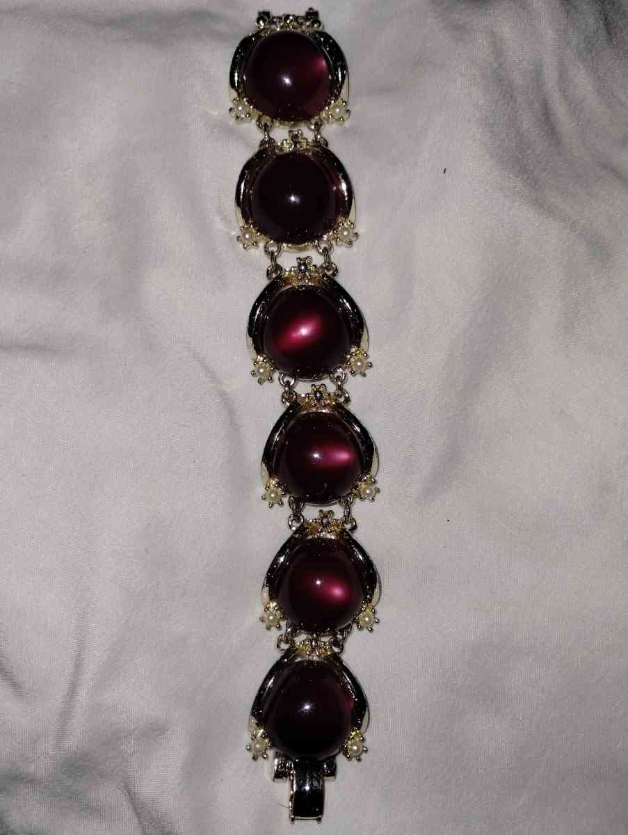 gorgeous red stone and gold bracelet - Kansas City, Missouri - FleaMarketBay