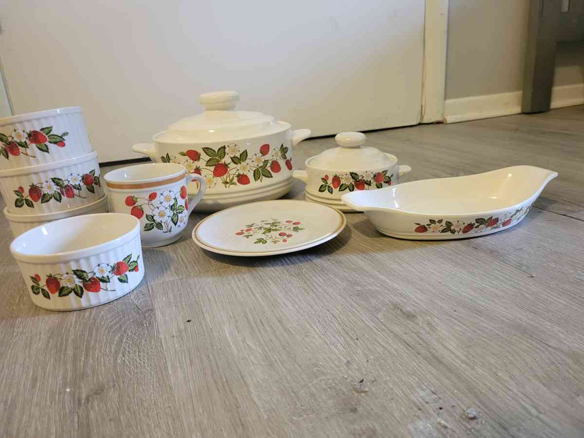 Vintage perfect condition Sheffield 11 pc Strawberries n cre