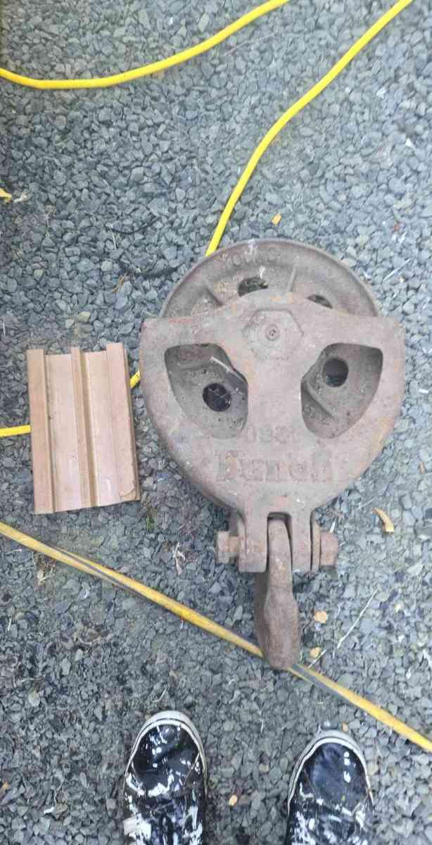 very large heavy snatch block pulley