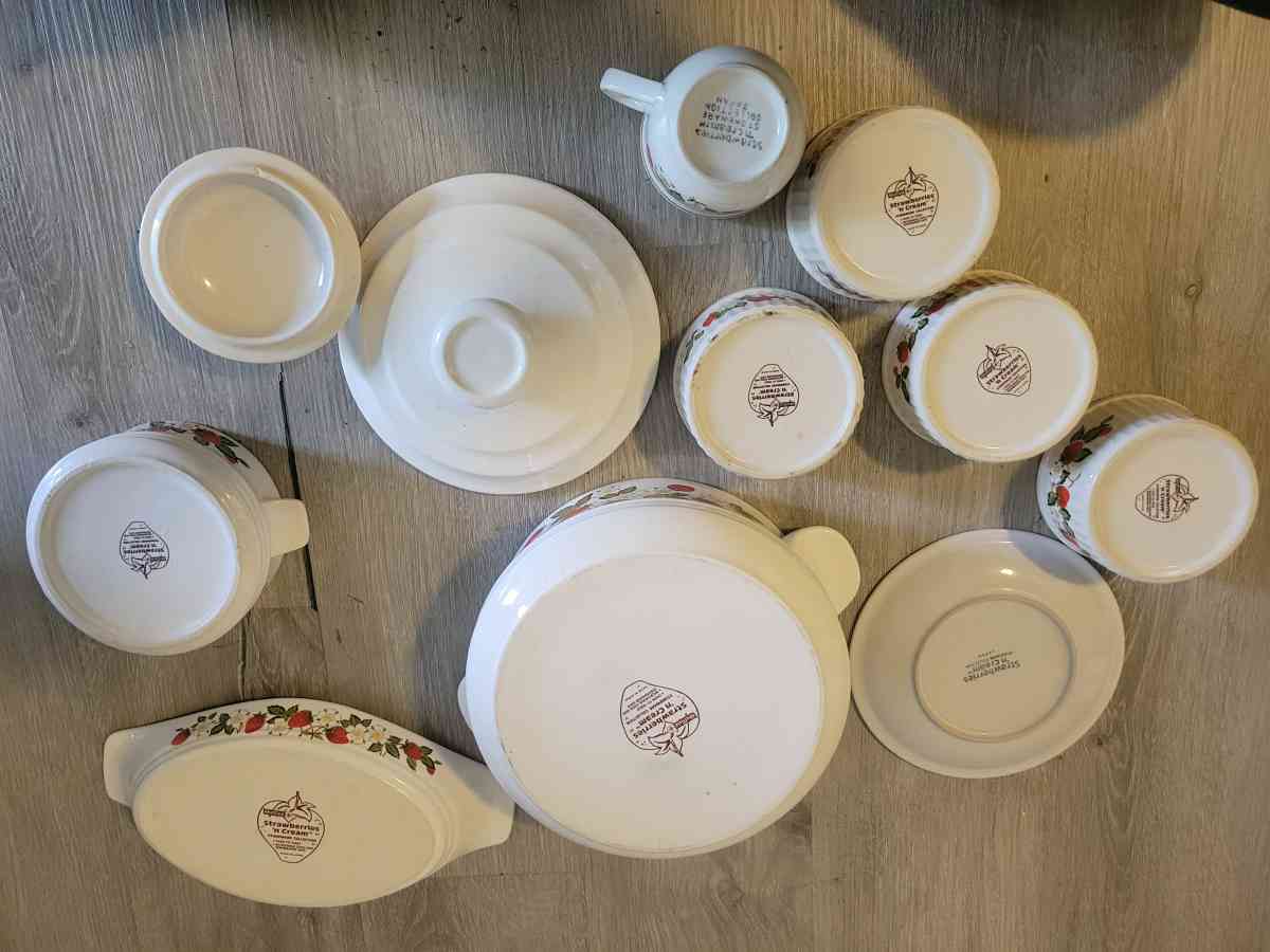 Vintage perfect condition Sheffield 11 pc Strawberries n cre