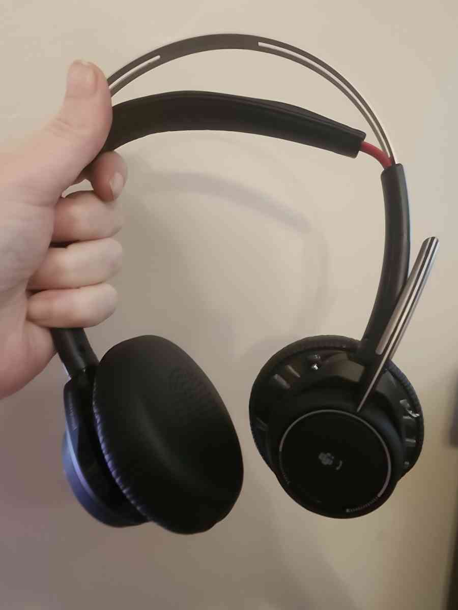 New Plantronics Voyager Focus - Louisville, Kentucky - FleaMarketBay