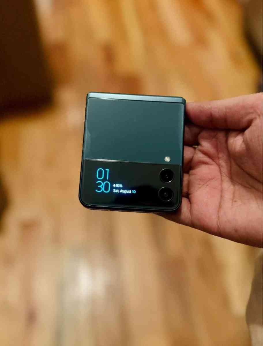 UNLOCKED 128GB GREEN GALAXY Z FLIP  GREAT CONDITION