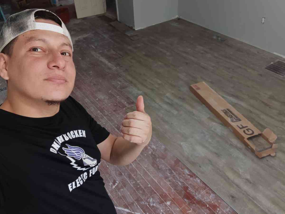 installation of pvc flooring tiles sidingh