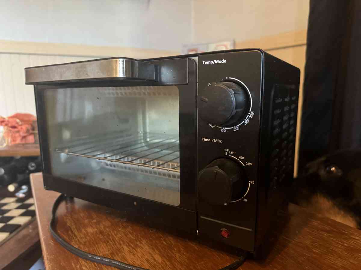LIKE NEW PERSONAL SIZE TOASTER OVEN