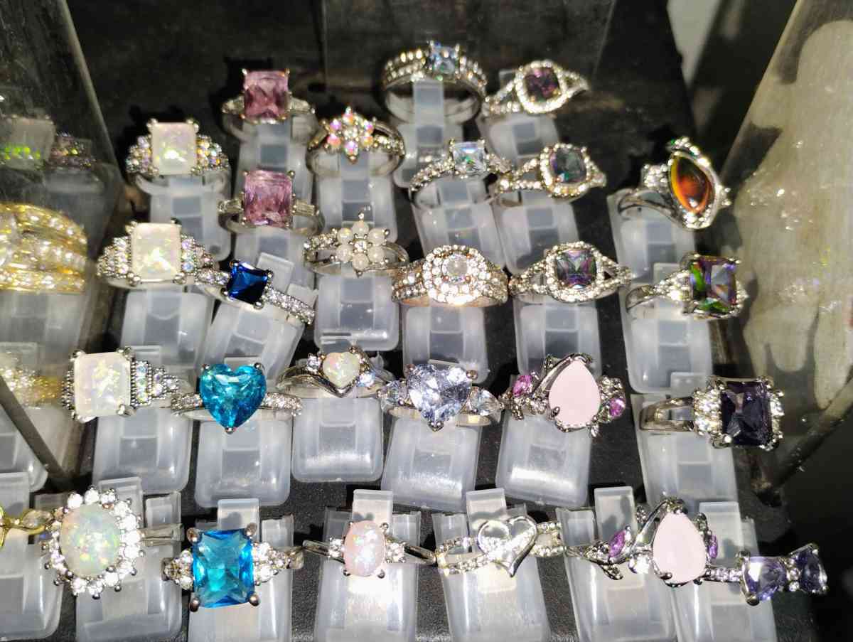 TRENDY JEWELRY AND MAGNETS