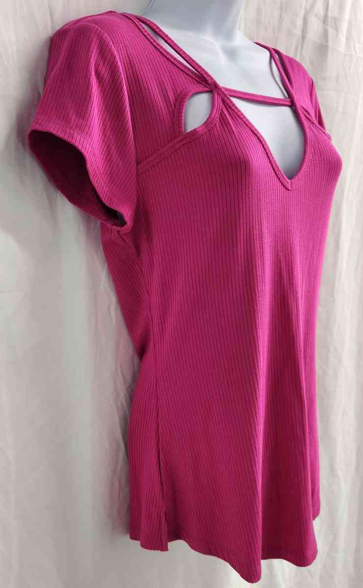 Candies Made To Sparkle Cutout Neckline Ribbed Tee in Fuscia