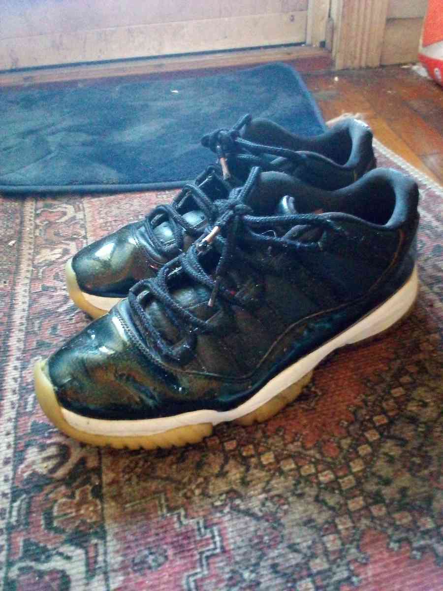 mens size 10 retro 11 Jordans